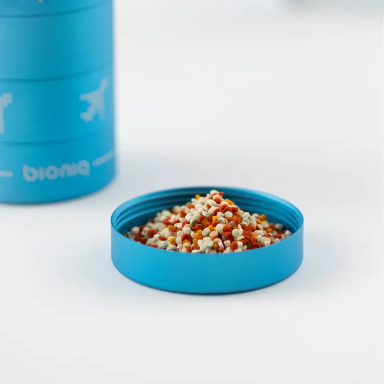 Bioniq granules gathered in the container cap