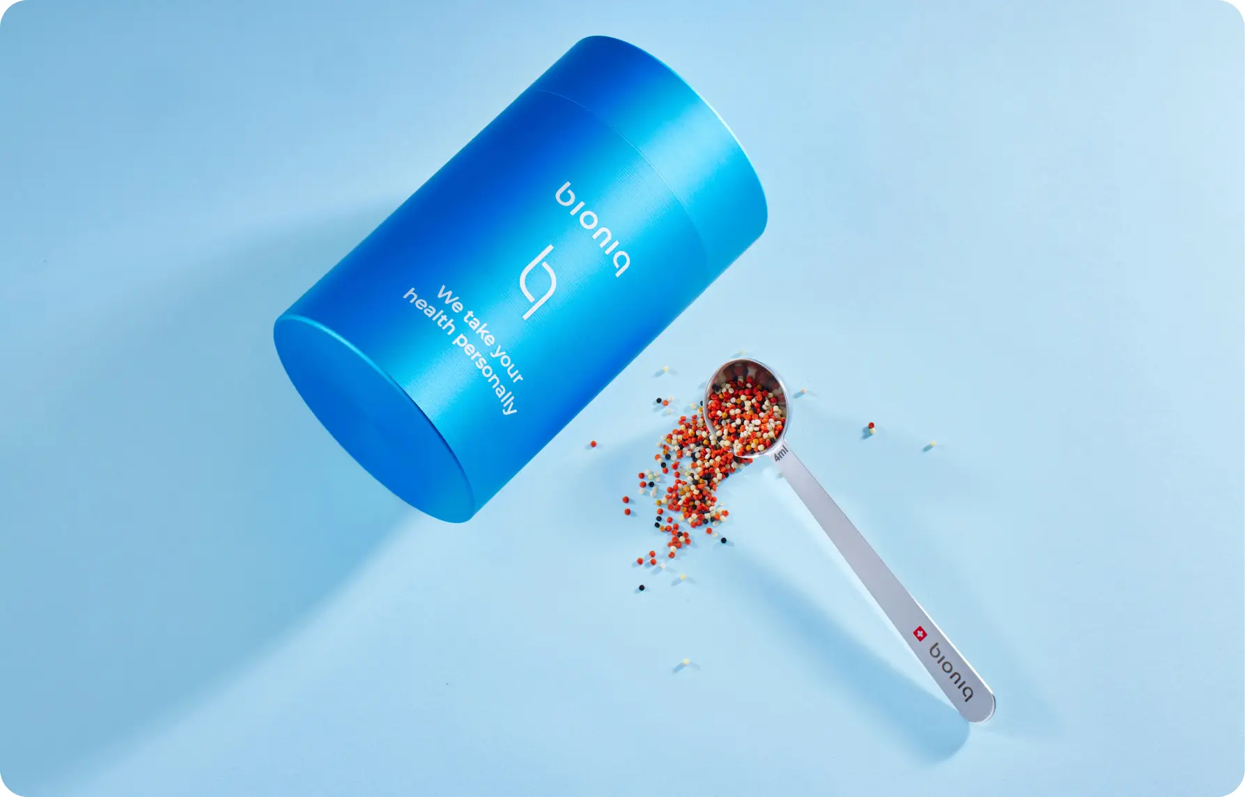 Bioniq container on its side with a scoop of personalized granules